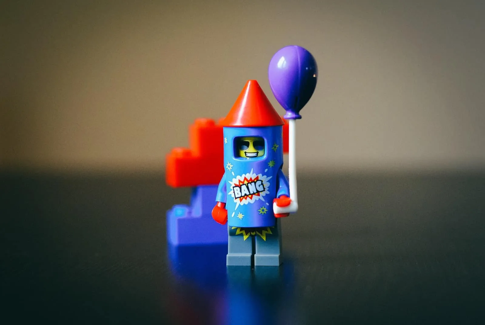 groen, rood en paars LEGO plastic rotje in focus fotografie