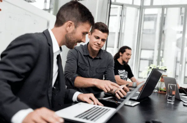 Il team di Appsfactory al lavoro in un ambiente moderno per promuovere l'innovazione e la produttività dei progetti